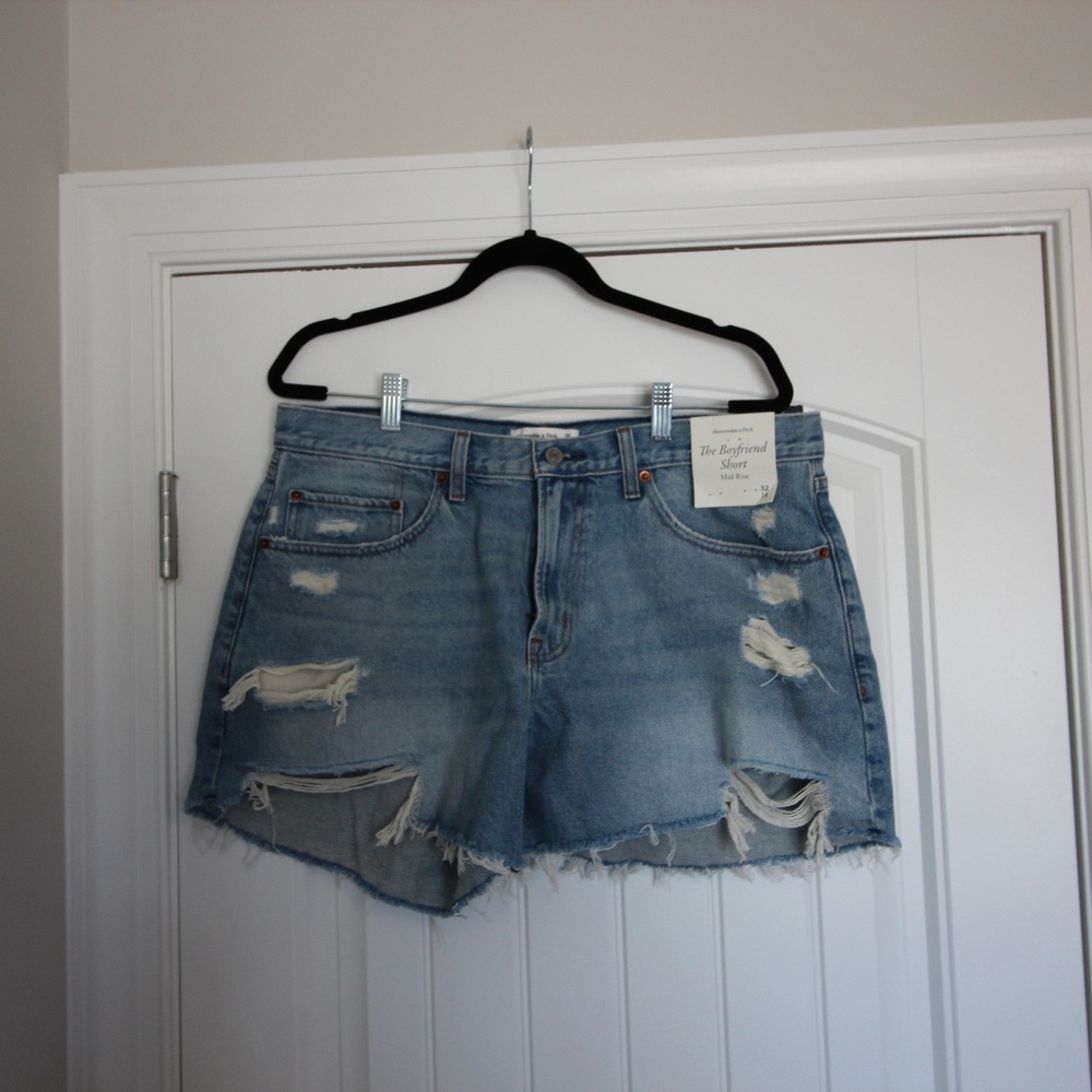 NWT Abercrombie The Boyfriend Jean Shorts Size 32